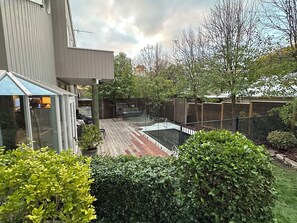 Property grounds - Relaxed Retreat - hot plunge pool, wood fire, pet friendly, 4pm Sun checkout. (Mount Martha)