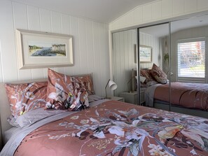 3 bedrooms, desk, iron/ironing board, free WiFi - Relaxed Retreat - hot plunge pool, wood fire, pet friendly, 4pm Sun checkout. (Mount Martha)