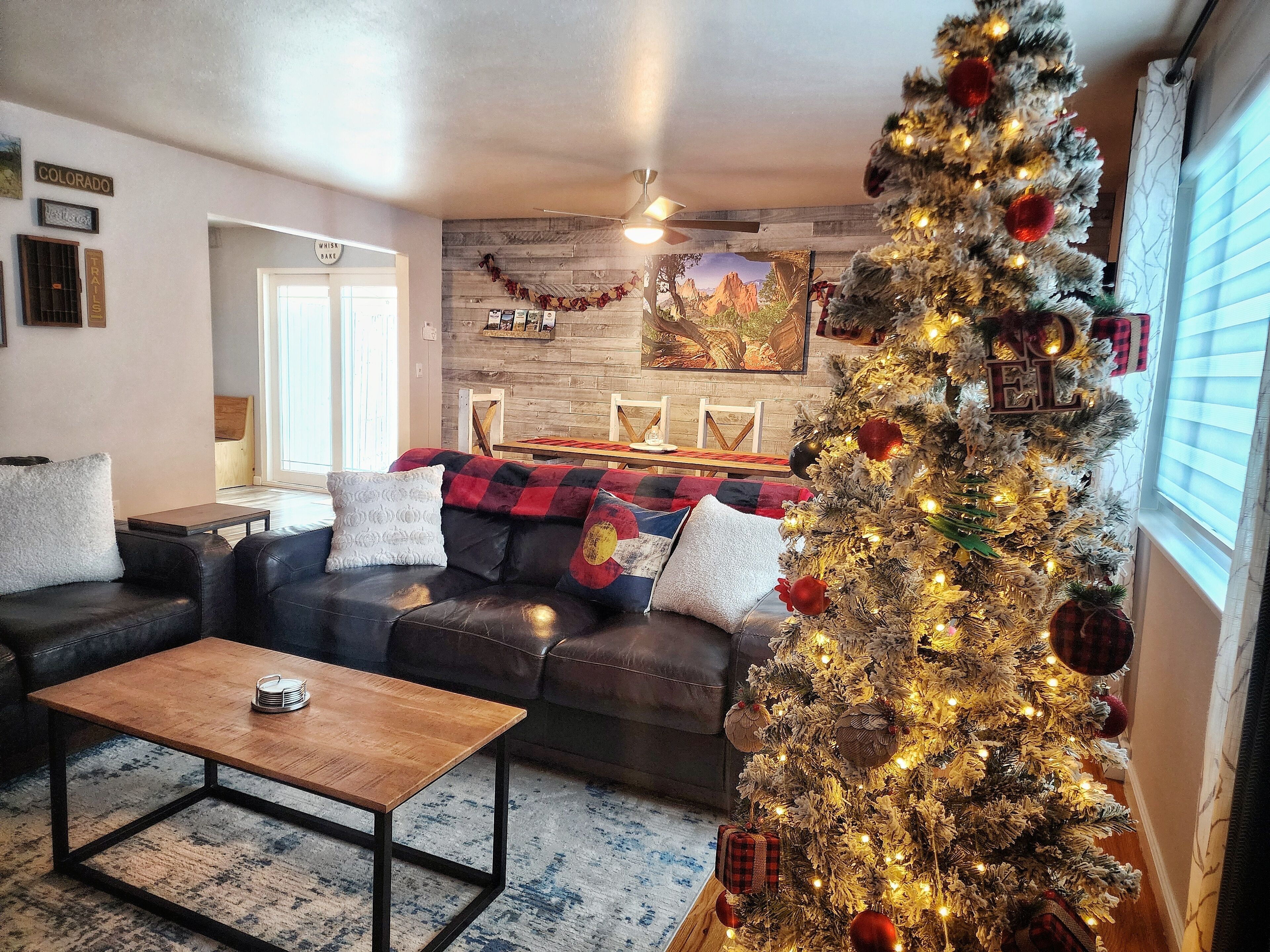 Smart TV, chimenea y libros 