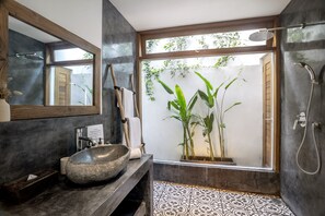 Shower, hair dryer, bidet, towels