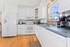 ثلاجة، ميكروويف، فرن، موقد طهي مسطح