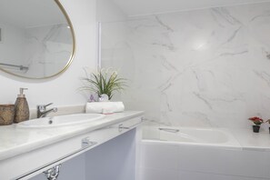 Combined shower/bathtub, hair dryer, towels