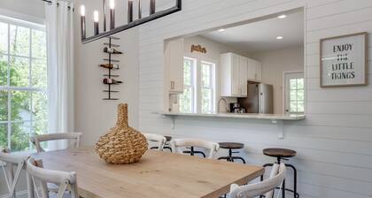 Peak City Perfection- Apex Downtown Walkable, Park Views, Big Yard, Large Groups