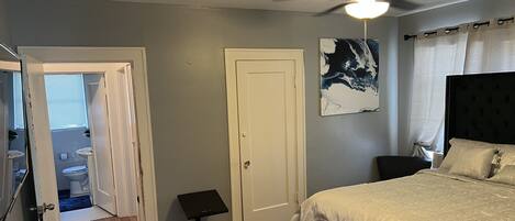 2 habitaciones, tabla de planchar con plancha, wifi y ropa de cama