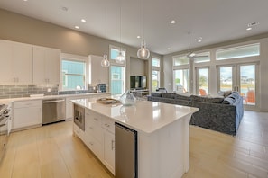 冰箱、微波炉、烤箱、炉灶