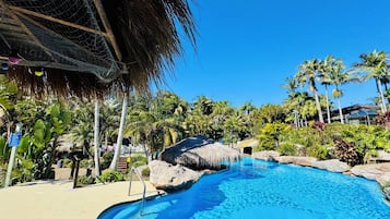 Piscine couverte, piscine extérieure