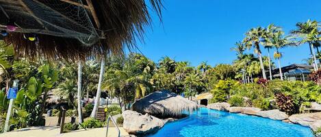 من حمّامات السباحة المغطاة، حمّام سباحة خارجي