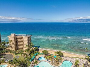 En la playa, camastros y toallas de playa