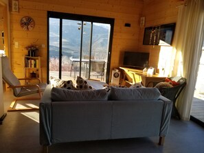 Televisie, een dvd-speler, boeken en een stereo