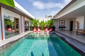 Piscine extérieure, chaises longues