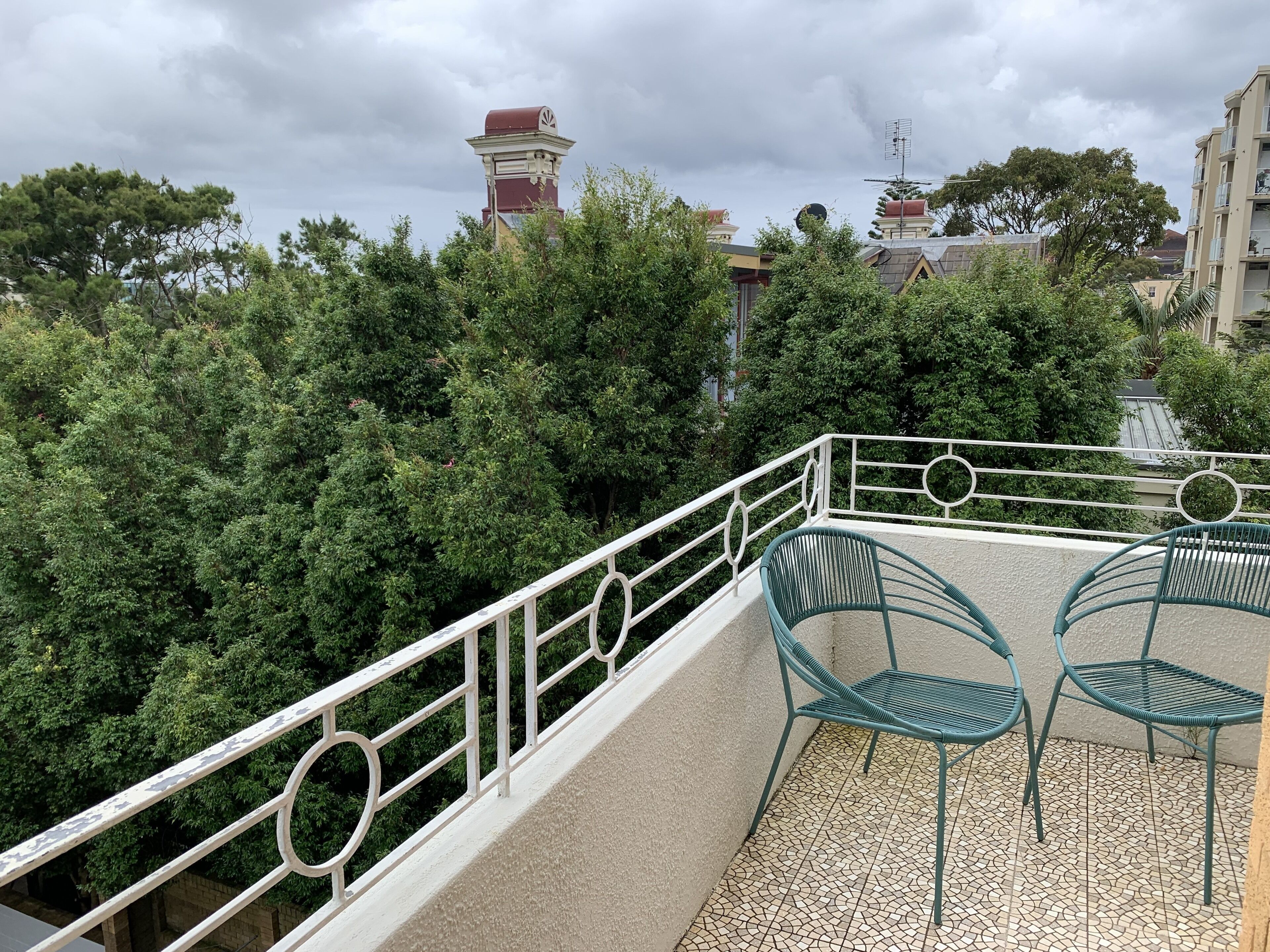 Bright & Peaceful Top-Floor Retreat with Harbour Views — image 9