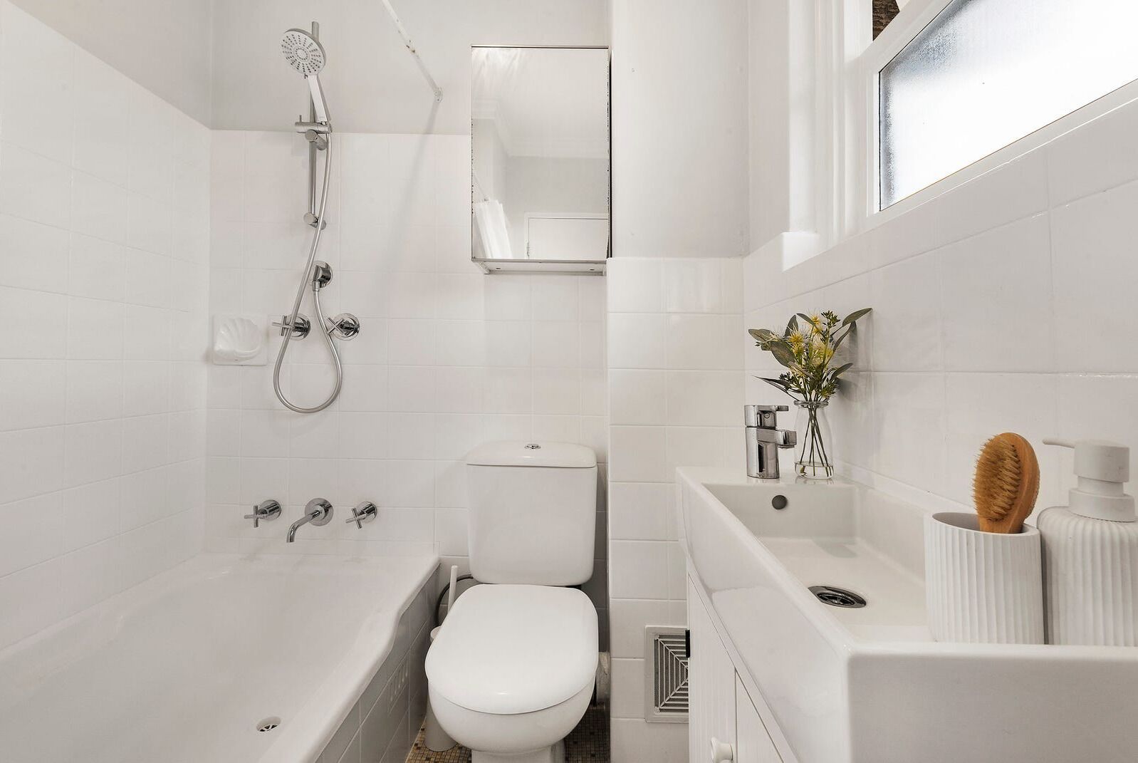 Bright & Peaceful Top-Floor Retreat with Harbour Views — image 8