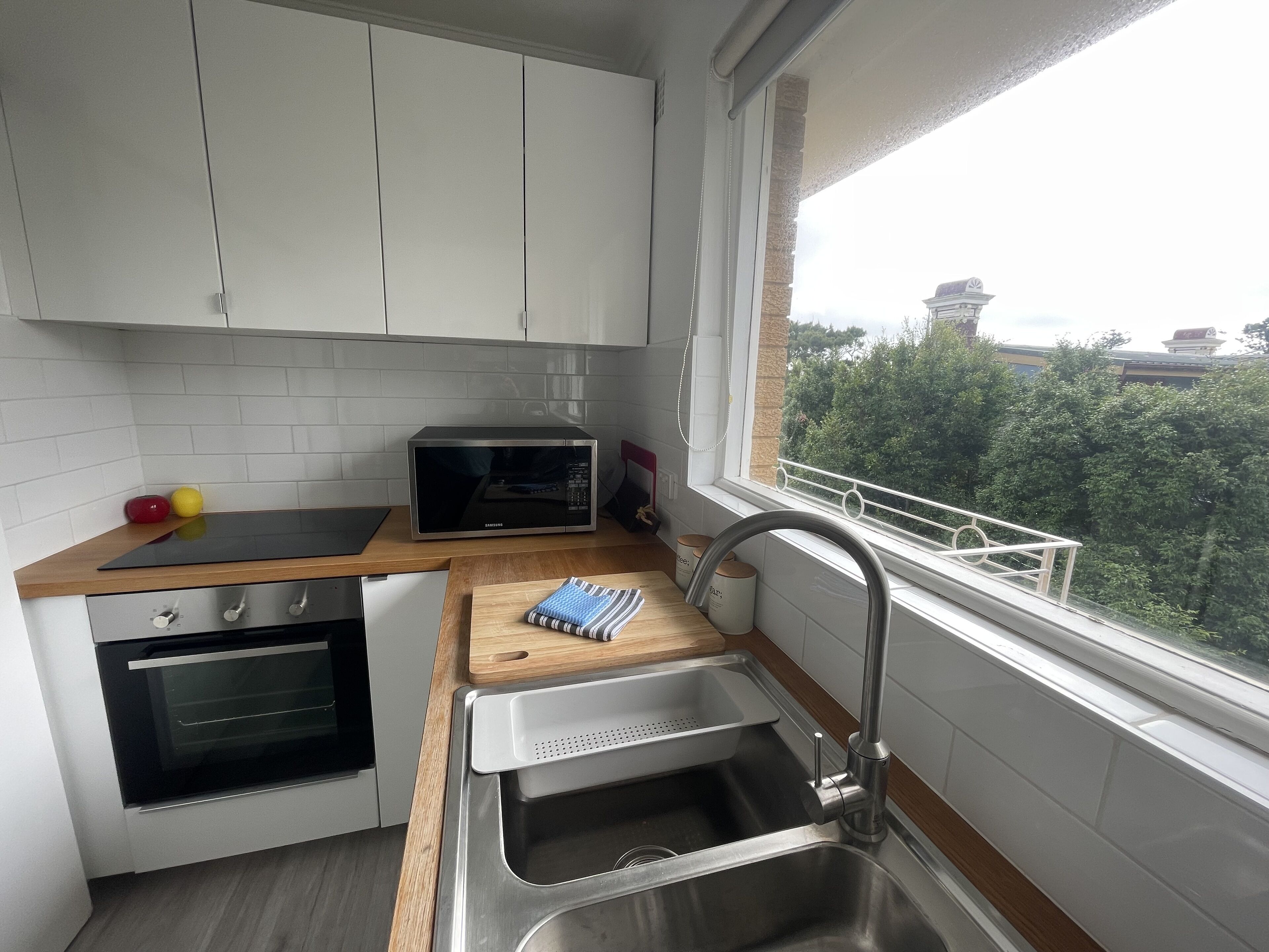 Bright & Peaceful Top-Floor Retreat with Harbour Views — image 11