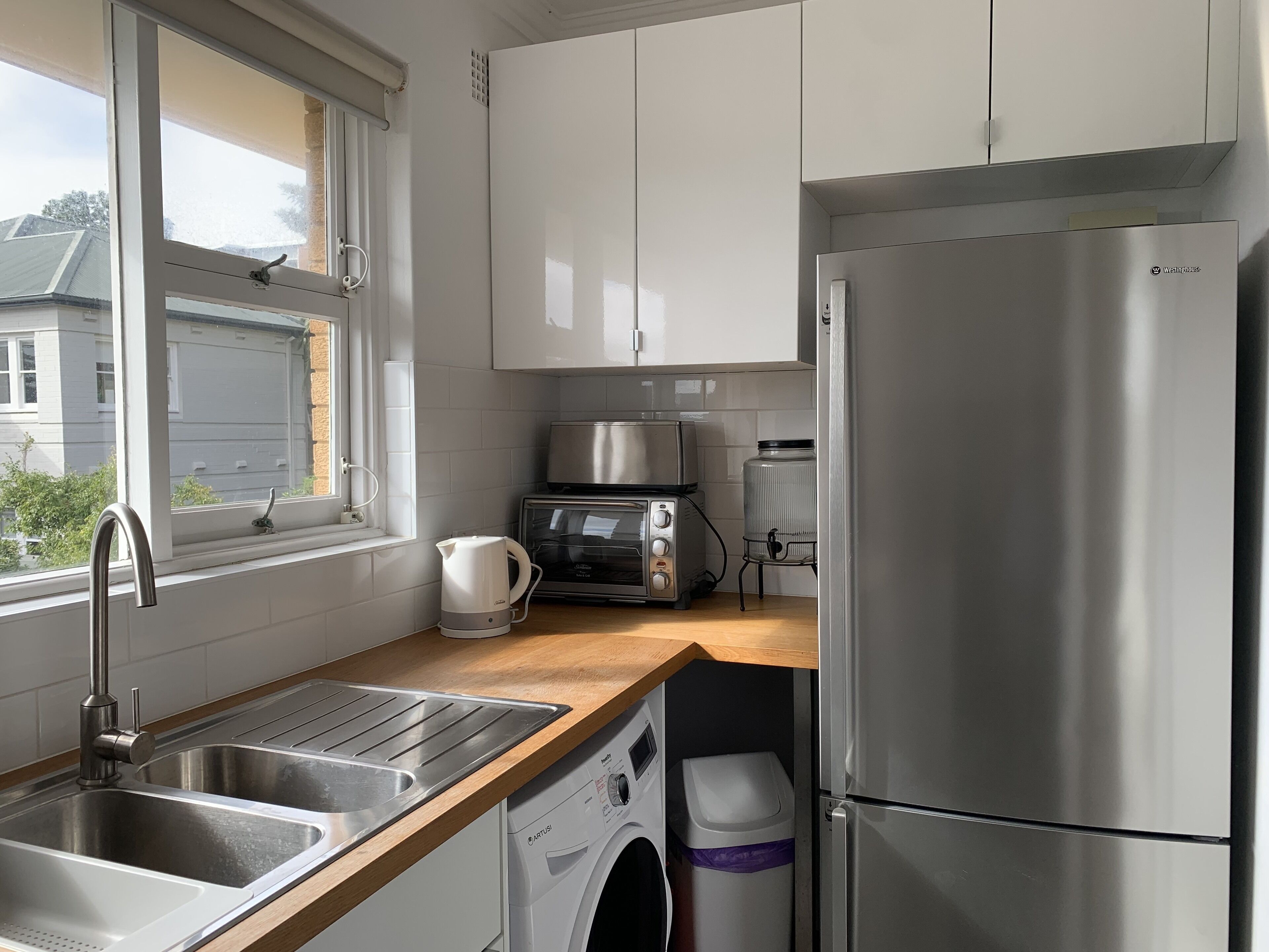 Bright & Peaceful Top-Floor Retreat with Harbour Views — image 6