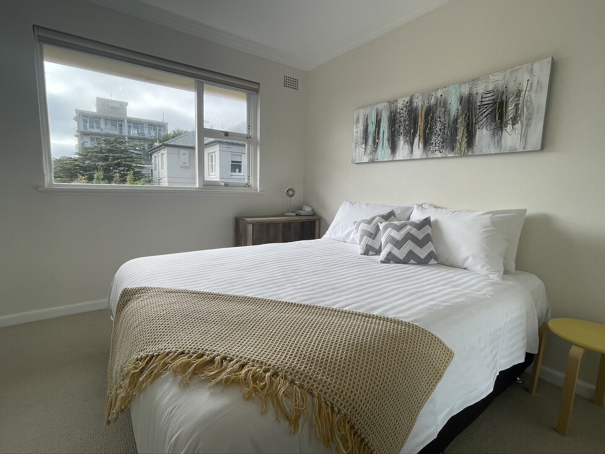 Bright & Peaceful Top-Floor Retreat with Harbour Views — image 5