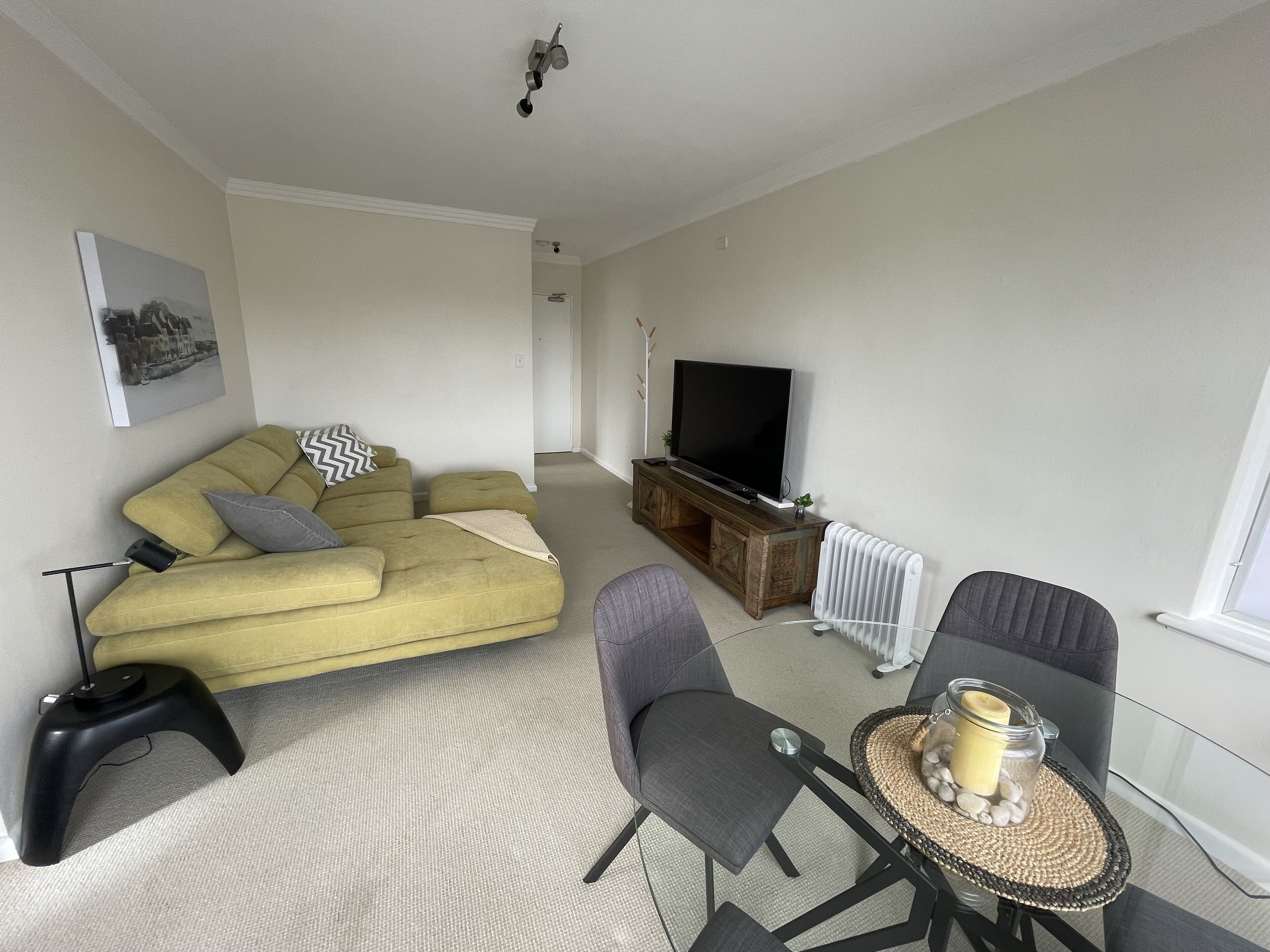 Bright & Peaceful Top-Floor Retreat with Harbour Views — image 10