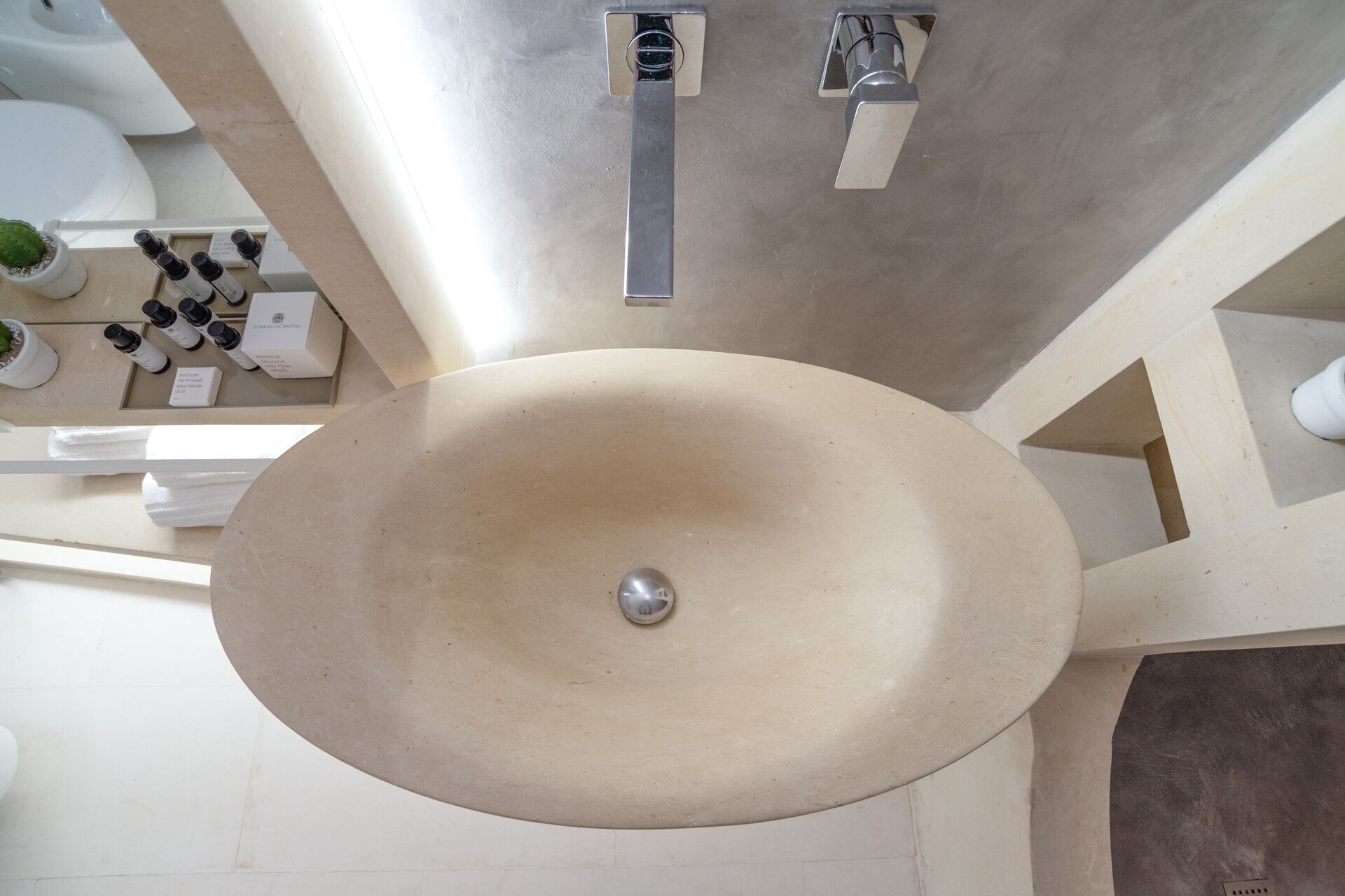 Un bagno con un lavandino ovale grande, un water e un bidet.