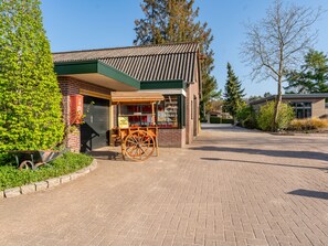 Exterior - Cosy chalet with gas fireplace on the Veluwe (Hulshorst)