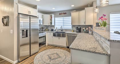 Lavish Holiday Home w/ Lanai & Heated Outdoor Pool