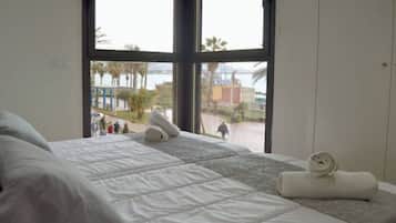 3 slaapkamers, een bureau, een strijkplank/strijkijzer, reisbedje