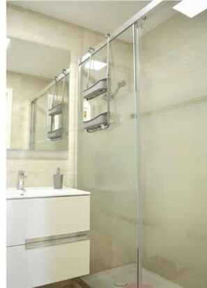 Shower, hair dryer, bidet, towels