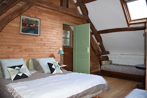 2 bedrooms, travel crib, WiFi, bed sheets