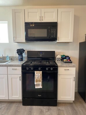 Fridge, microwave, oven, stovetop - "The Blueberry!" Cozy home in quiet neighborhood (Globe)