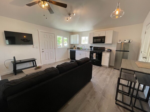 TV - "The Blueberry!" Cozy home in quiet neighborhood (Globe)