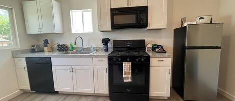 Een koelkast, een microgolfoven, een oven, een kookplaat