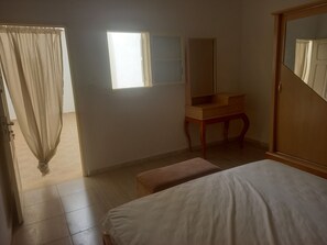 2 slaapkamers, een strijkplank/strijkijzer, reisbedje, gratis wifi