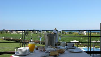 Daily continental breakfast (EUR 18 per person)