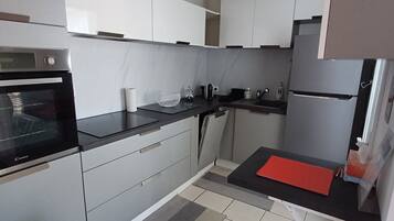 Réfrigérateur, micro-ondes, four, plaque de cuisson