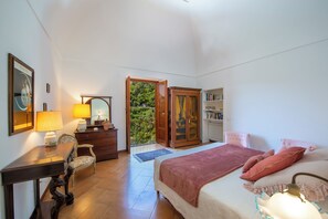 4 camere, una cassaforte in camera, una scrivania, ferro/asse da stiro