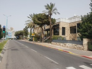 Vista frontal de la propiedad
