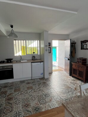 Coffee/tea maker, fridge, microwave, oven