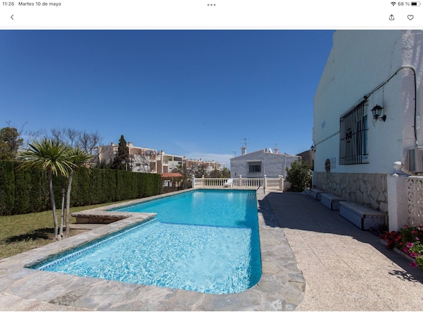Una piscina al aire libre