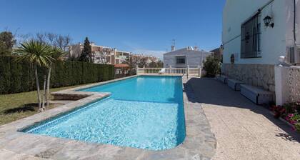 Quiet area in Cabo de Las Huertas, 5 min from the beach.