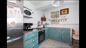 Een koelkast, een magnetron, een oven, een kookplaat