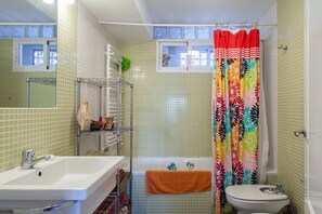 Baignoire, sĂšche-cheveux, bidet, serviettes fournies