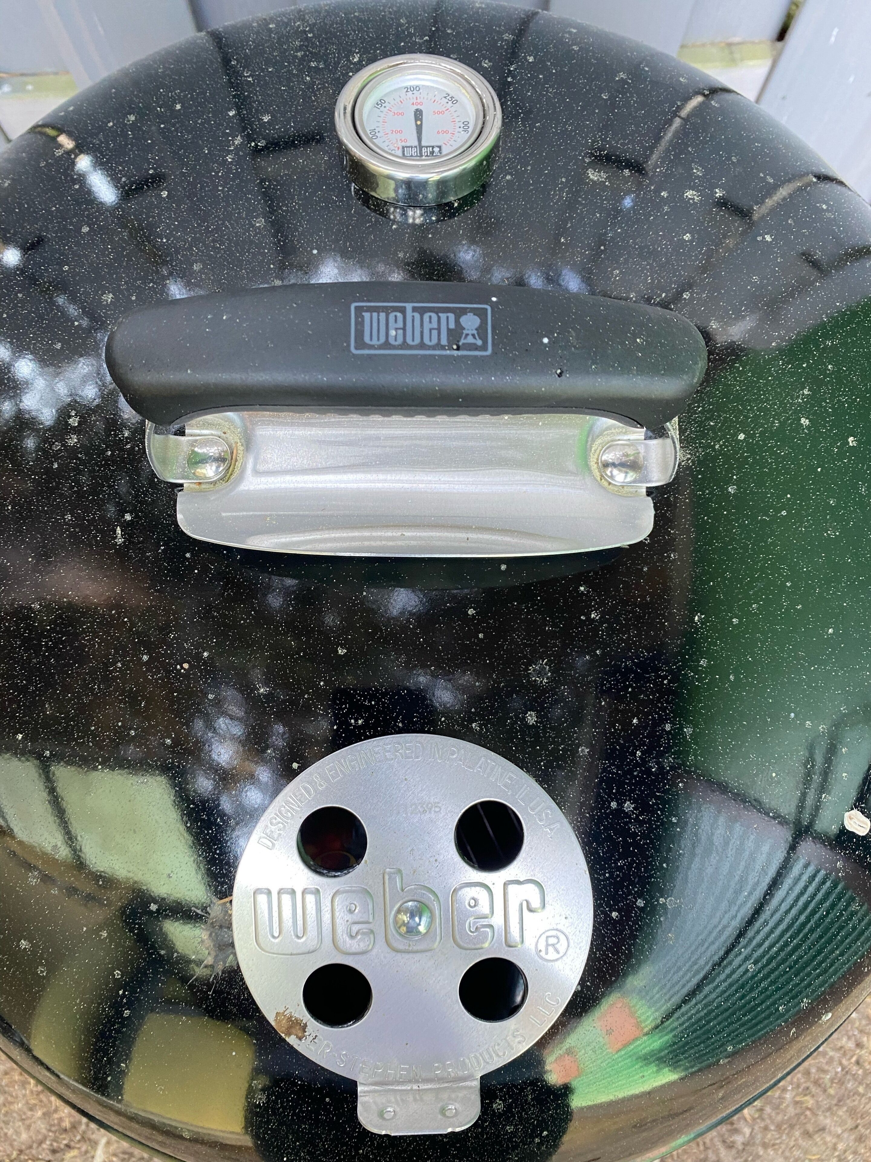 Un barbecue Weber doté d’un manomètre et d’une poignée.