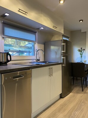 Fridge, microwave, stovetop, dishwasher - S-CHALET Camping with comfort in the Black Forest (Steinach)