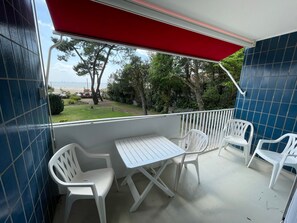Outdoor dining - 3-Bedroom Sea View Apartment, 1st Floor - Saint-Georges-de-Didonne (Saint-Georges-de-Didonne)
