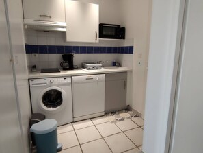 Réfrigérateur, micro-ondes, plaque de cuisson, lave-vaisselle