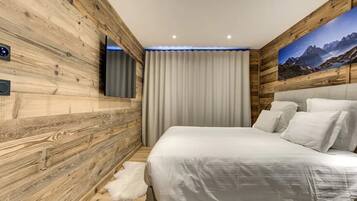 4 bedrooms, desk, travel crib, WiFi