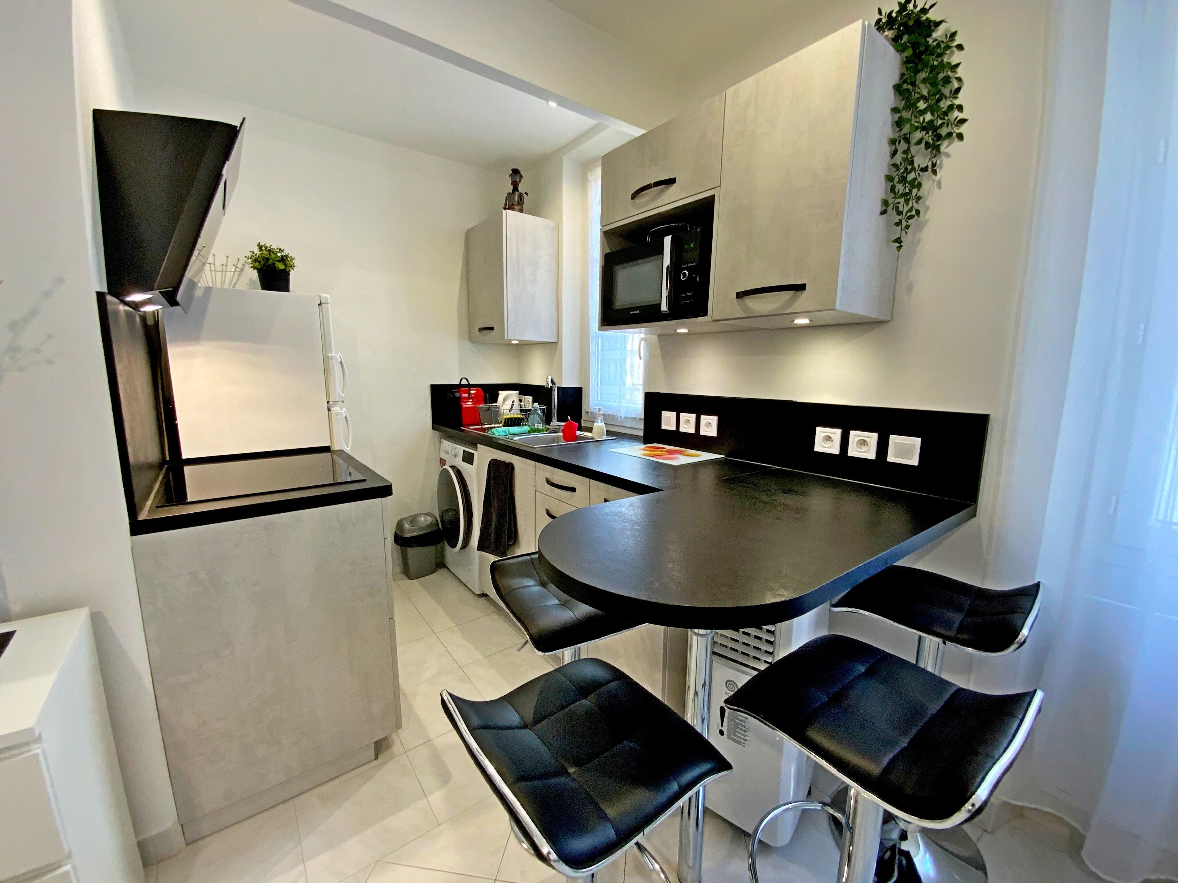 Réfrigérateur, micro-ondes, plaque de cuisson, cafetière/bouilloire