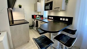 Coffee/tea maker, fridge, microwave, stovetop - 1 Bedroom Apartment in Cannes (Cannes)