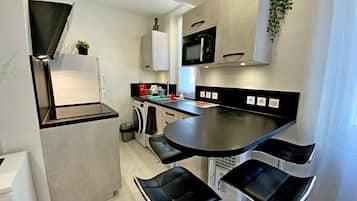 Réfrigérateur, micro-ondes, plaque de cuisson, cafetiÚre/bouilloire