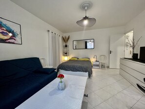 2 slaapkamers, een strijkplank/strijkijzer, gratis wifi, beddengoed