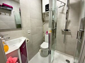 Dusche, Haartrockner, Handtücher, Seife