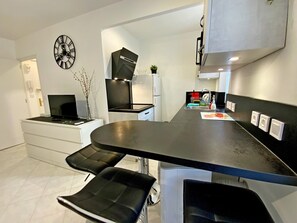 Kjøleskap, mikrobølgeovn, kokeplater og kaffetrakter/tekoker